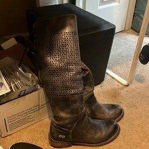 Bed stu black w cut out detail boot